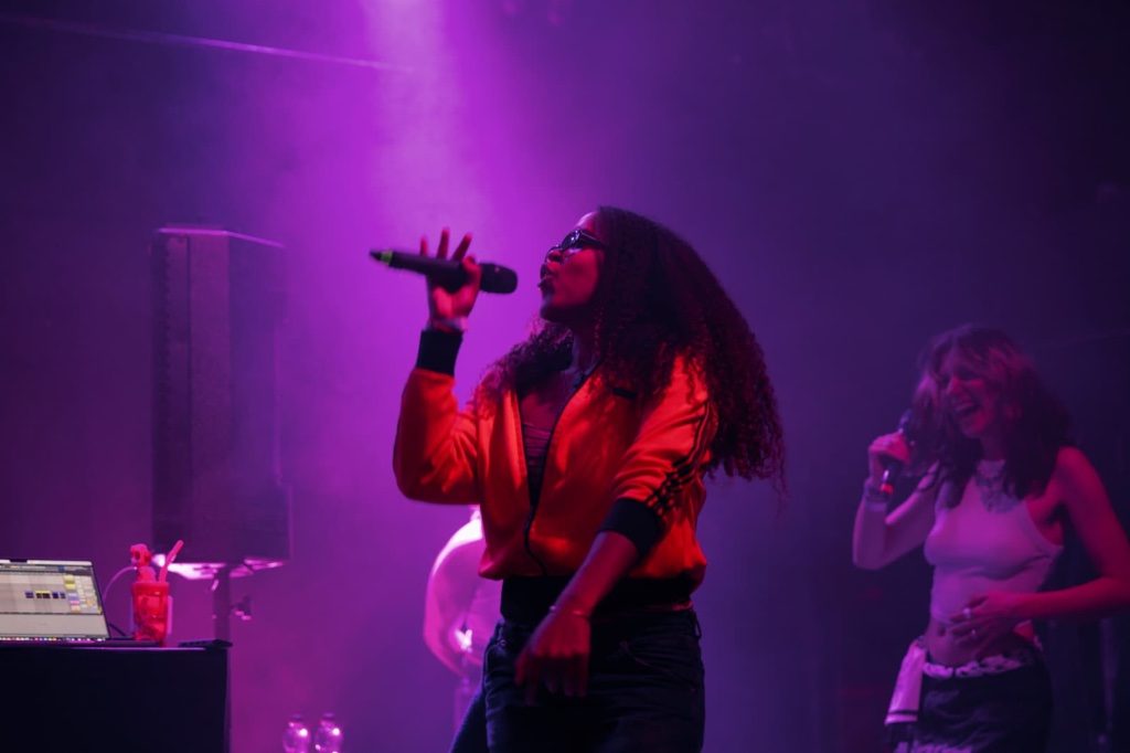 Alexia Thomas performing