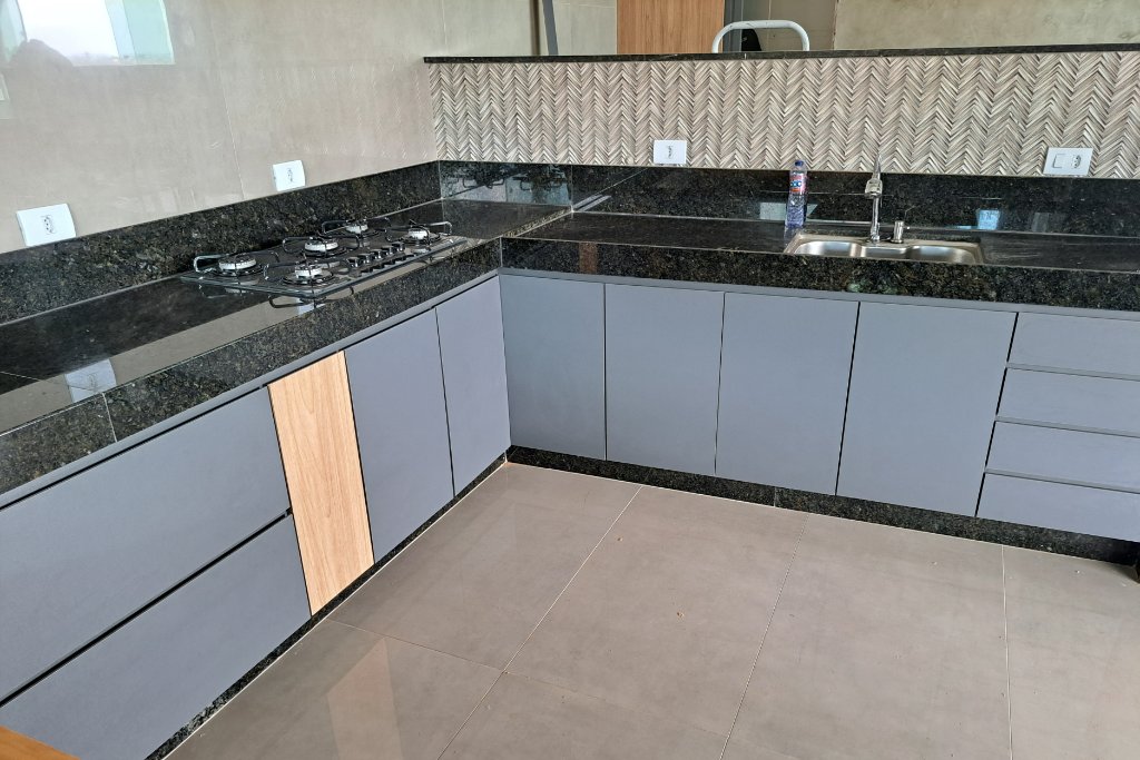 Cozinha planejada em grafito com marcenaria de alto padrão — Ornale Planejados Belo Horizonte