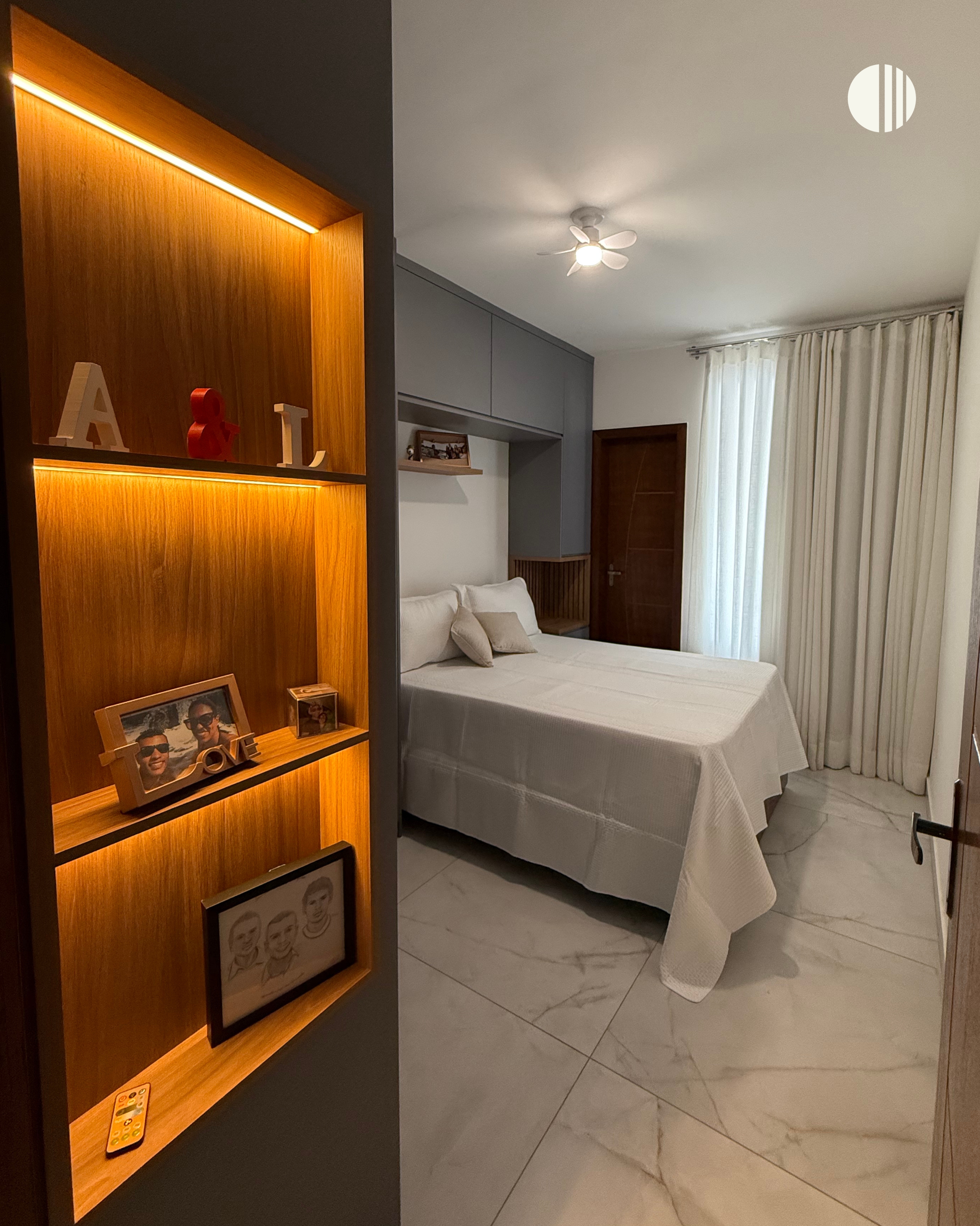 Quarto planejado com armários cinza e nichos amadeirados com iluminação integrada — Ornale Planejados