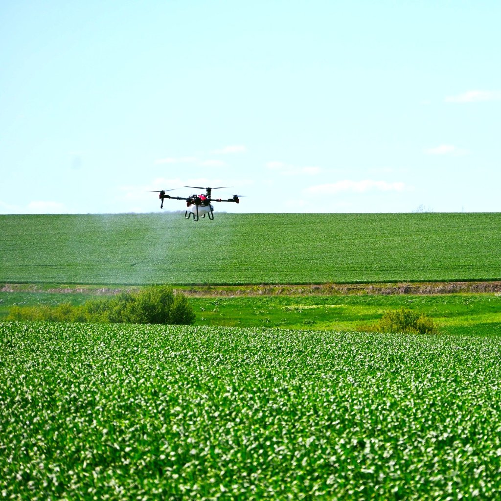 XAG spuitdrone boven groen landbouwperceel Benelux