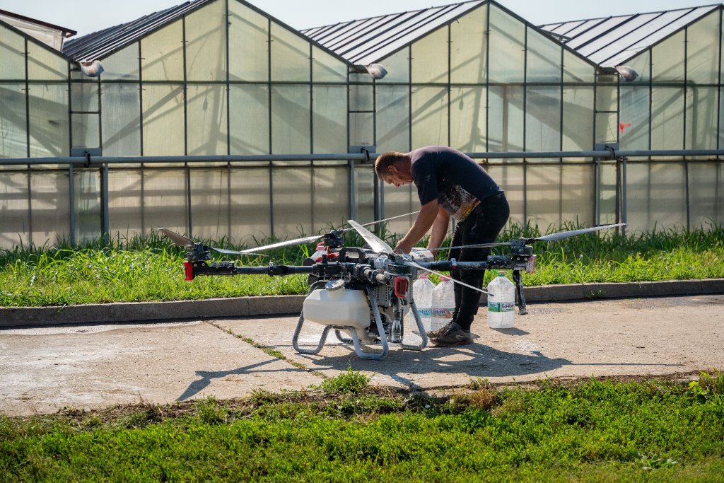 Landbouwer vult XAG drone bij serres