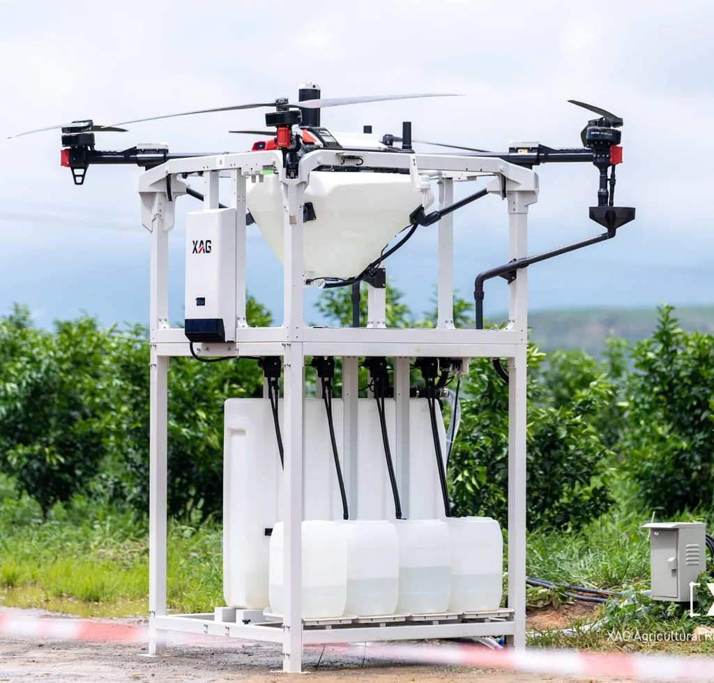 XAG landbouwdrone op laad- en vulstation in het veld