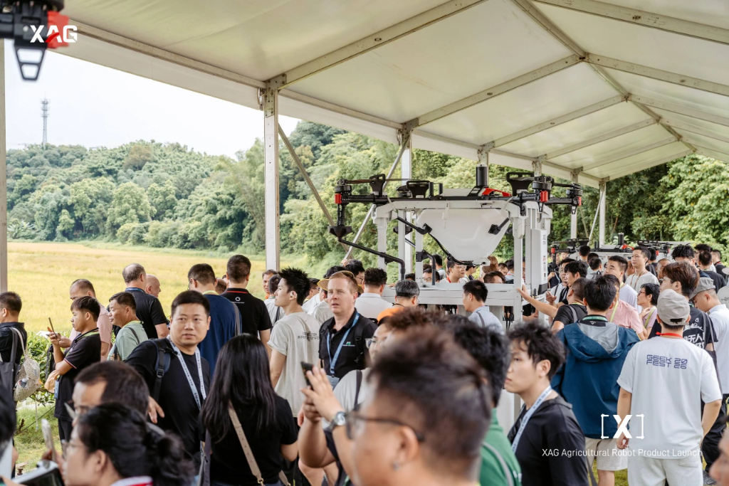 XAG Agricultural Robot Product Launch - productdemonstratie onder witte tent