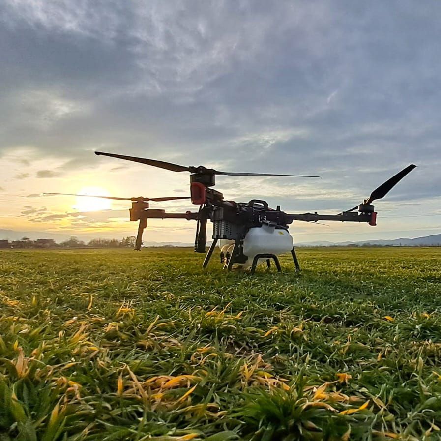 XAG landbouwdrone in vlucht bij zonsondergang akkerbouw