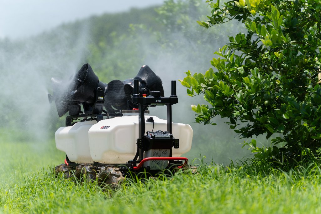 XAG R200 Rover in fruitboomgaard
