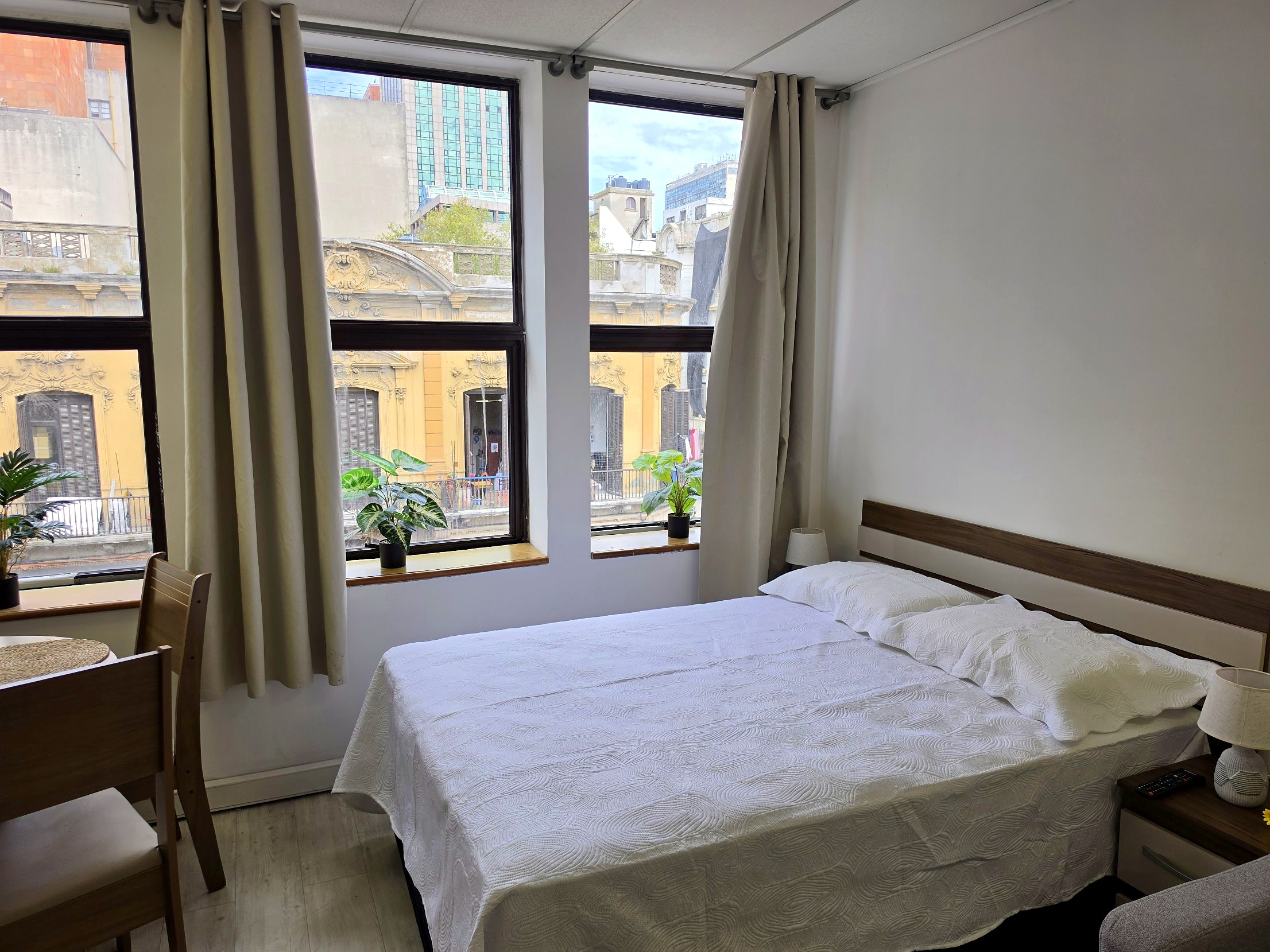 Cama doble junto a los grandes ventanales
