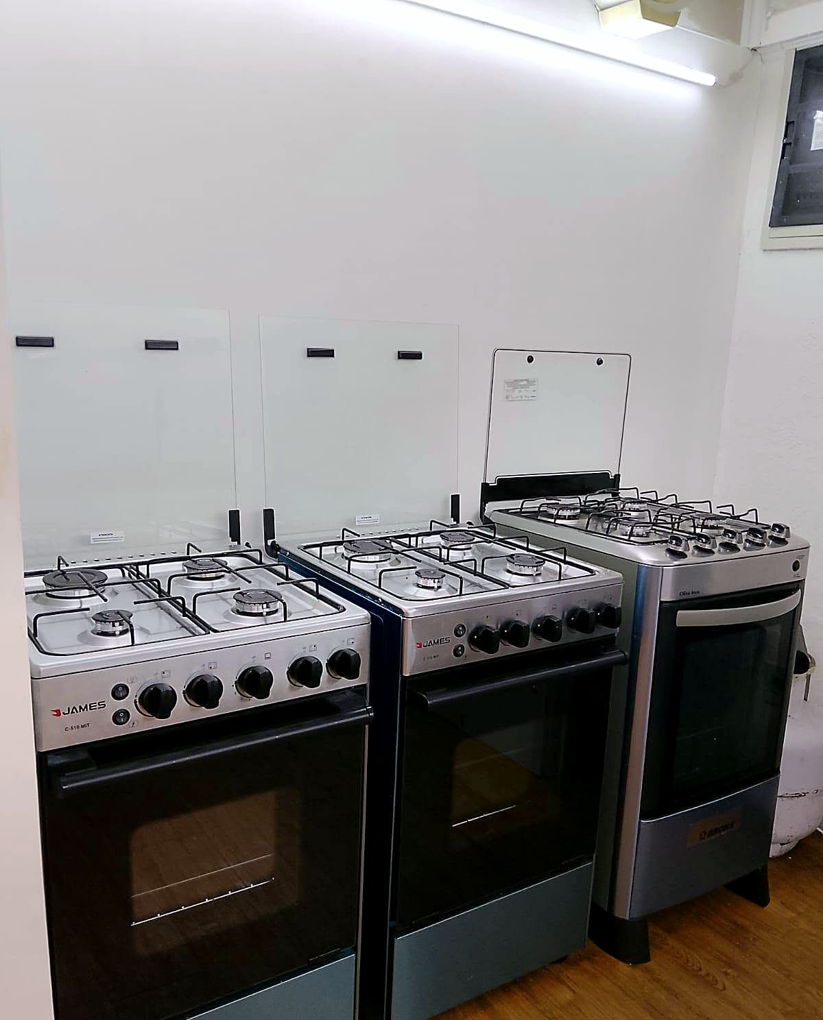 Tres cocinas con horno en el área compartida