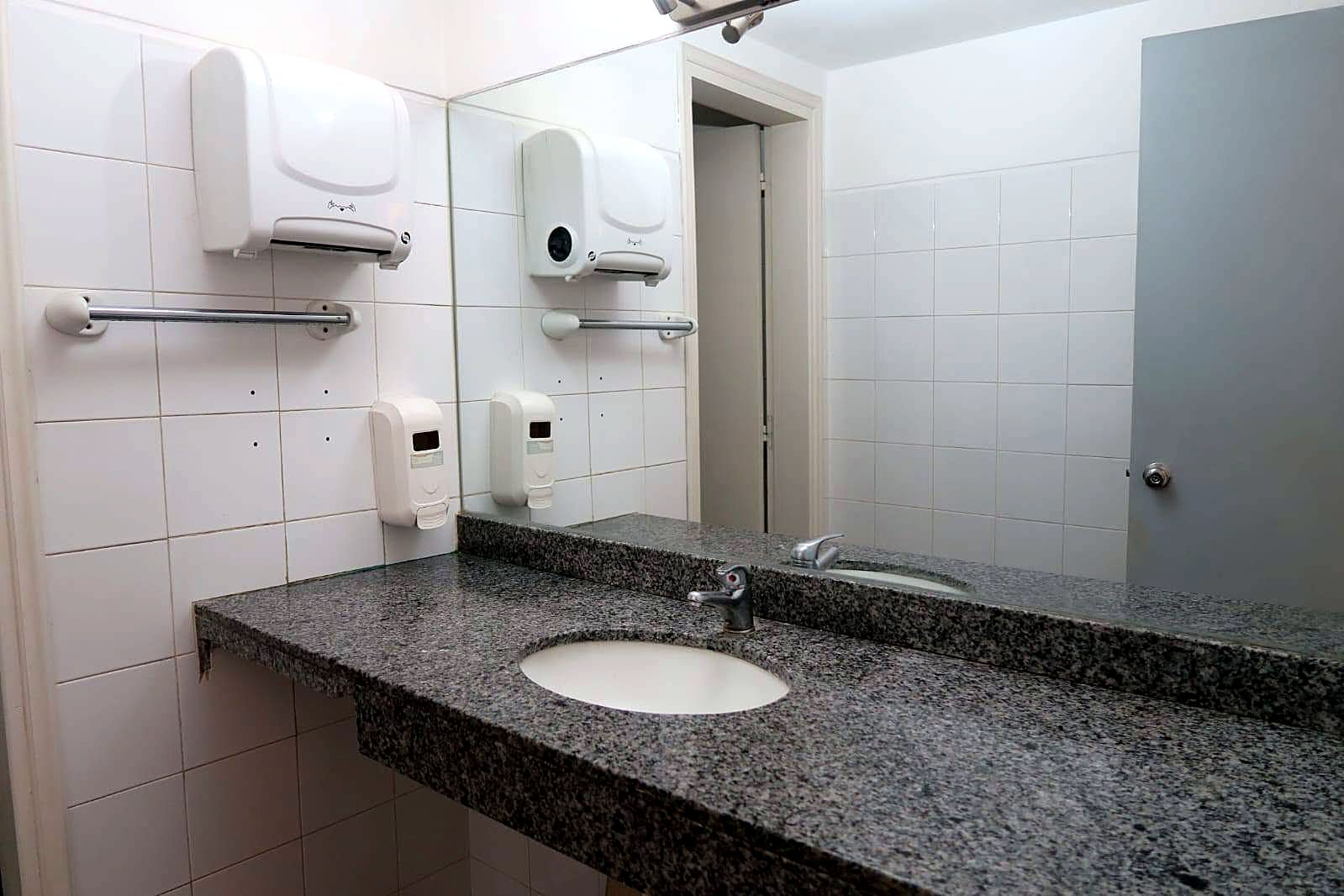 Baño compartido con mesada de granito y espejo