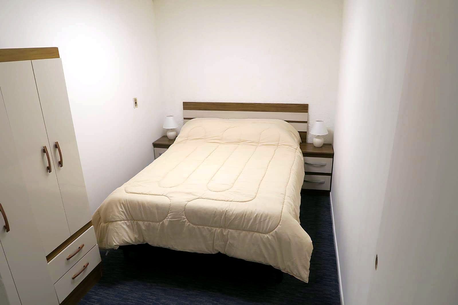 Habitación con cama de dos plazas y placard