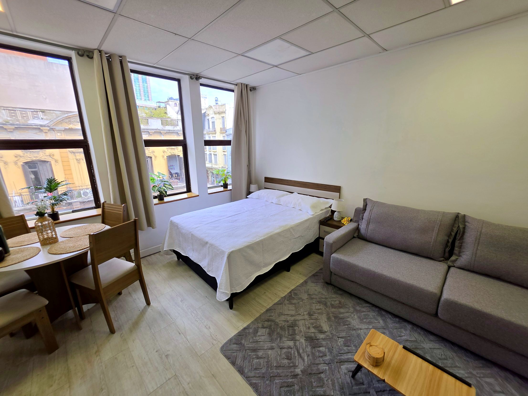 Cama doble y sofá cama en el ambiente integrado