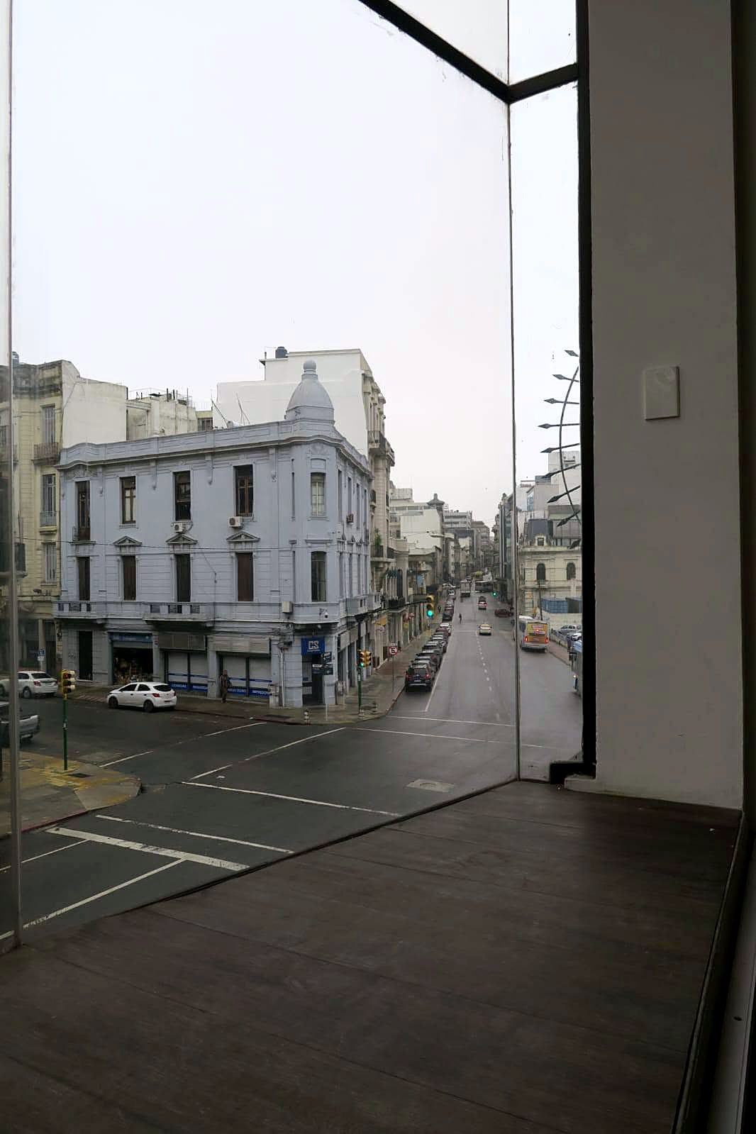 Vista desde el ventanal hacia una esquina de Ciudad Vieja / Centro