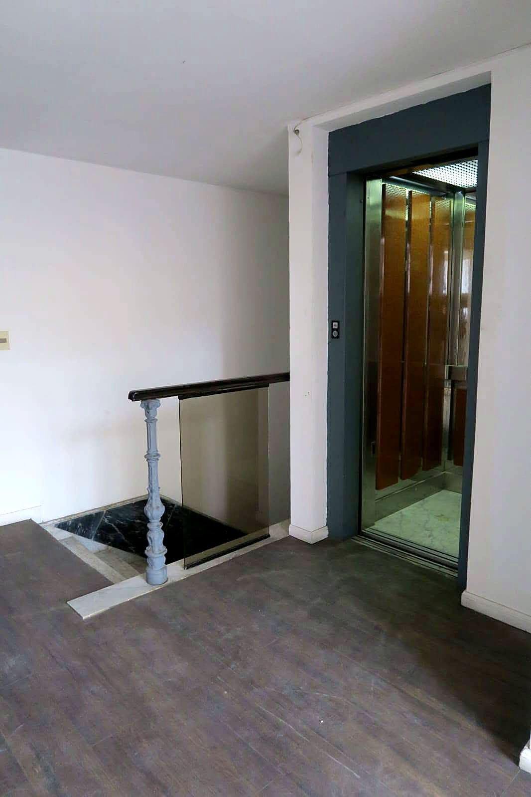 Hall de acceso con ascensor y escalera