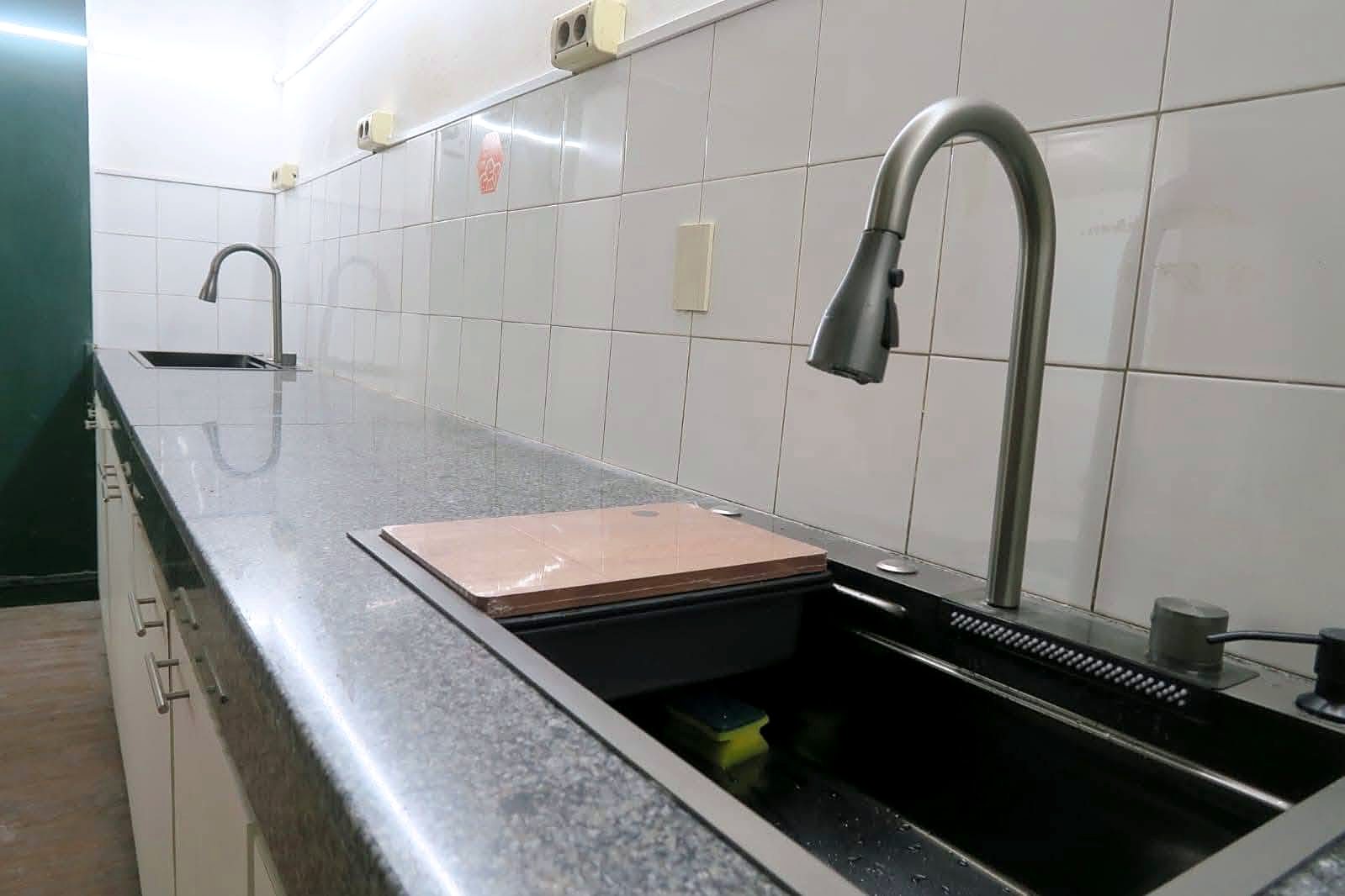 Mesada de granito con bacha negra y grifería moderna