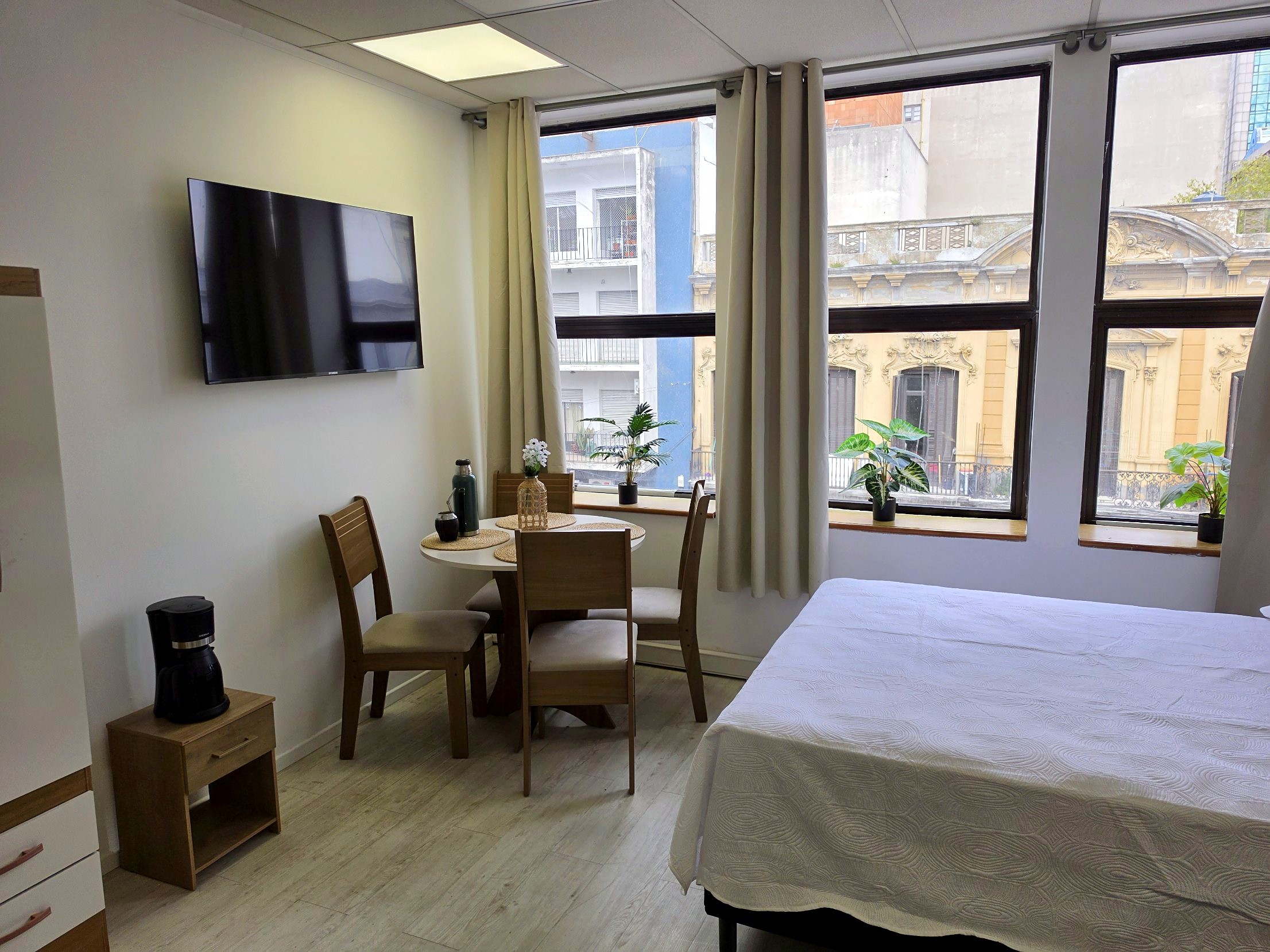 Comedor junto a la ventana con TV de pantalla plana
