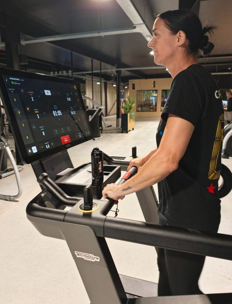 VĒSĀ op de TechnoGym loopband