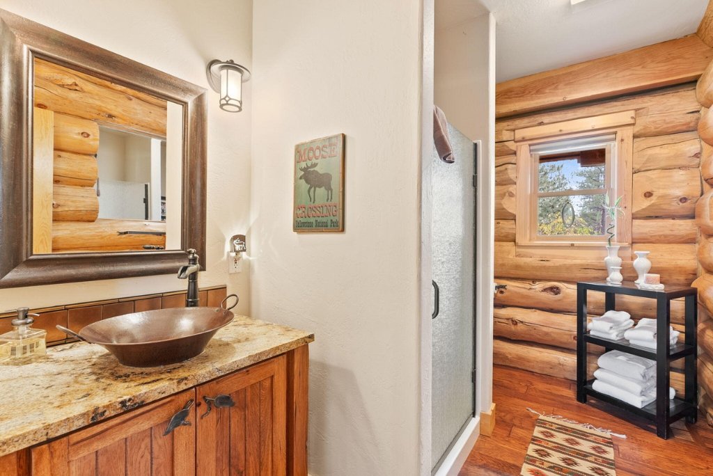 Log Home Bathroom โ Sisters