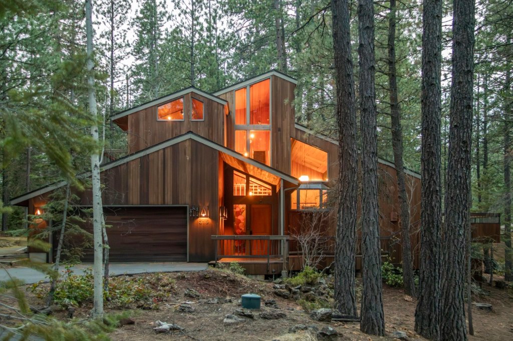 Custom Log Home โ Sisters