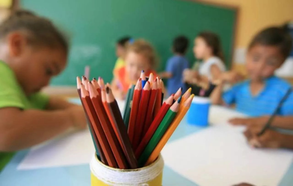 Lápis de cor coloridos em sala de aula