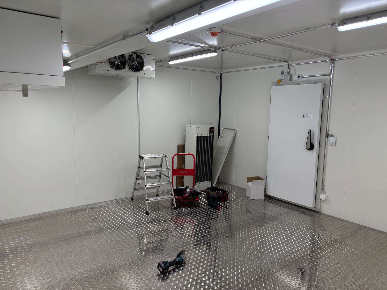 Installation de chambre froide — travaux en cours