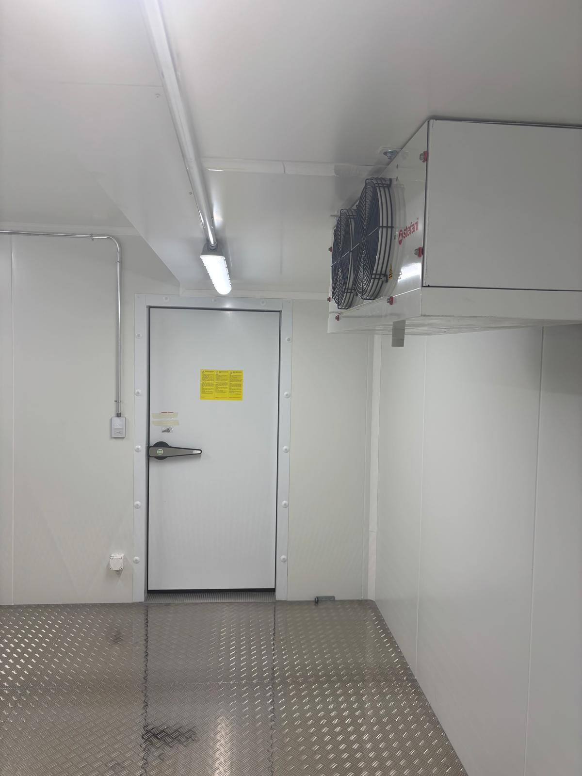 Chambre froide — porte isotherme industrielle