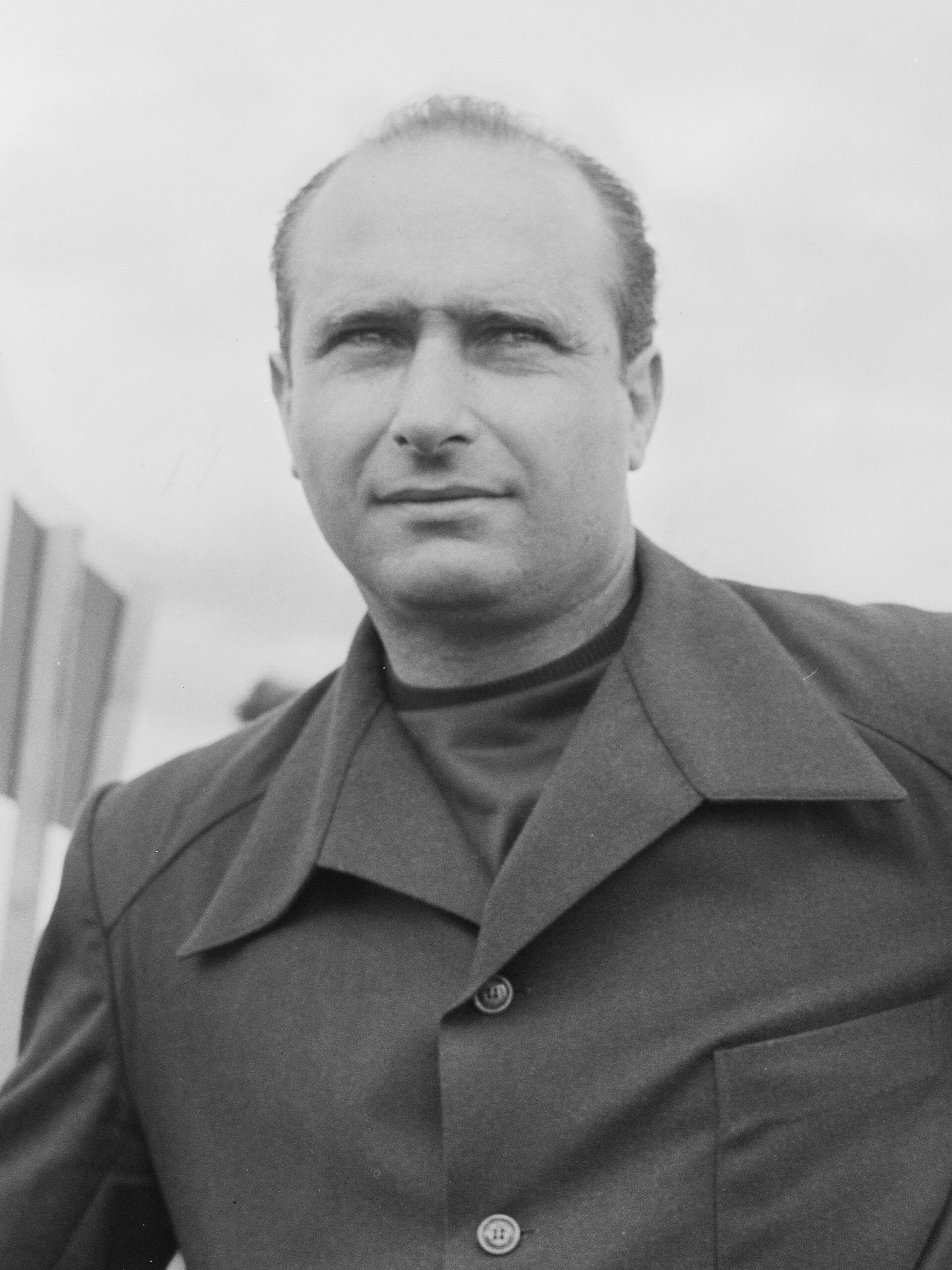 Bildet er hentet fra Arkivverket. Grand Prix i Kristianstad. NÅ nr. 33, 1955 Arkivinstitusjon : Riksarkivet Arkivnavn : Billedbladet NÅ Sted : Sverige, Skåne, Kristianstad, Råbelövsbanan Emneord: billøp, racing, motorspo