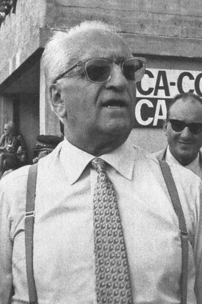 Monza, Autodromo Nazionale, settembre 1967. Enzo Ferrari, fondatore della Scuderia Ferrari, a colloquio con i giornalisti nella pit lane del circuito, nel fine settimana del XXXVIII Gran Premio d'Italia.