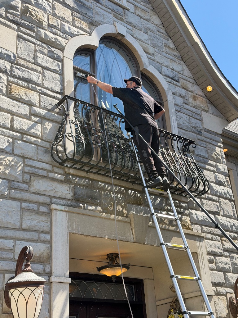 Maison en pierre — Nettoyage balcon