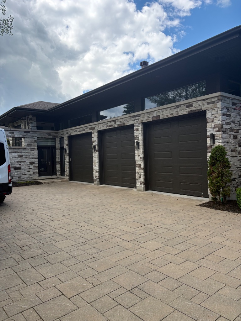 Résidence moderne — Vue du garage