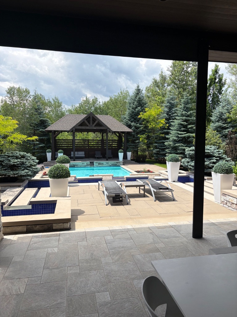Résidence avec patio et piscine
