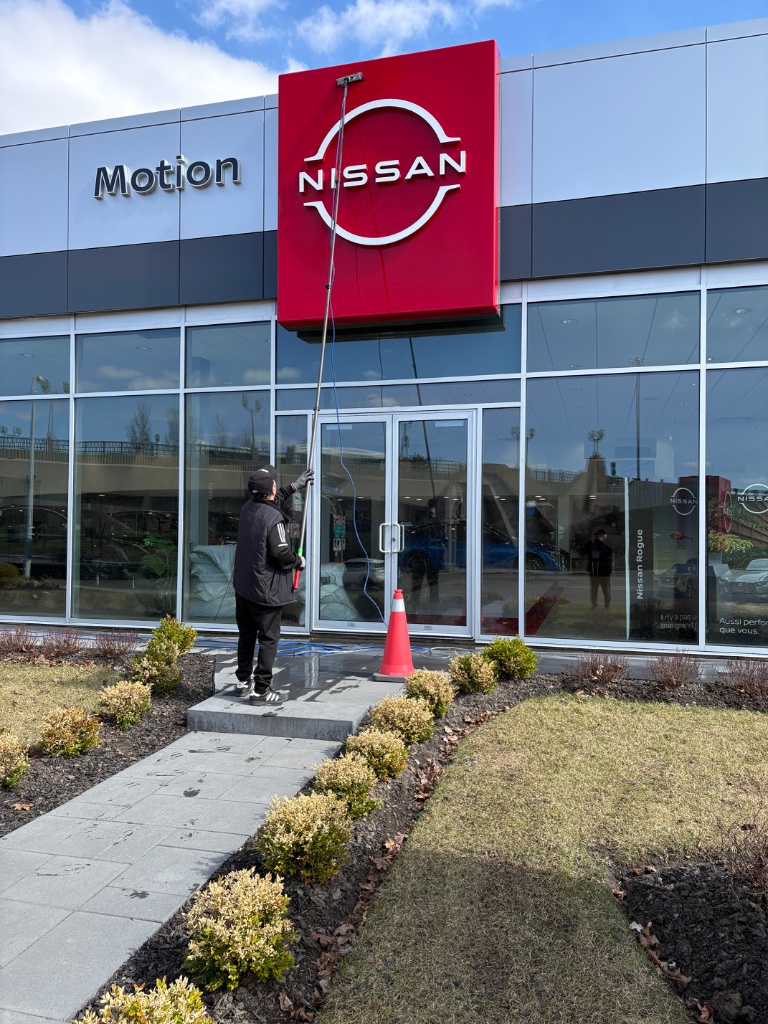 Nissan Motion — Nettoyage de l'enseigne