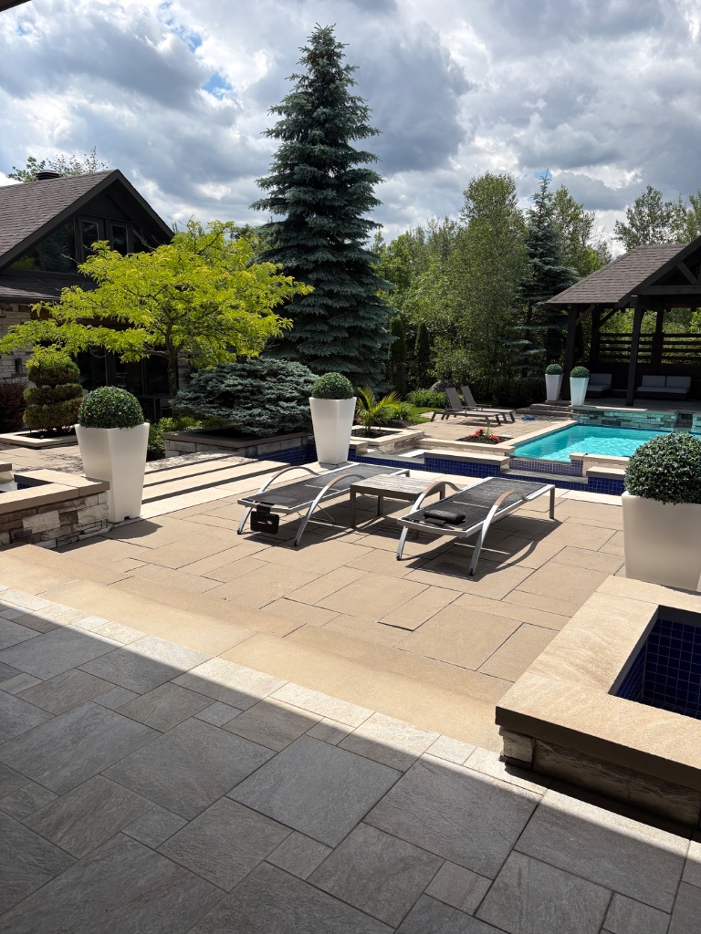 Résidence — Terrasse et piscine
