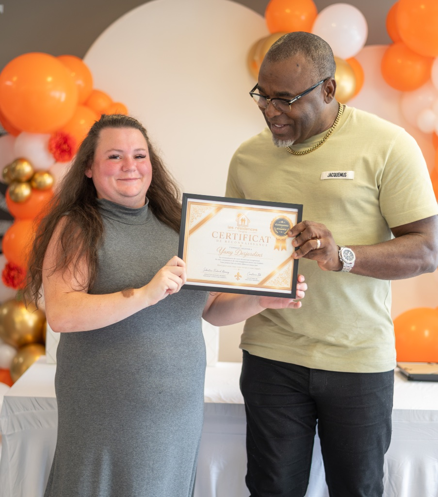 Remise du certificat de reconnaissance à Yany Desjardins par la Direction