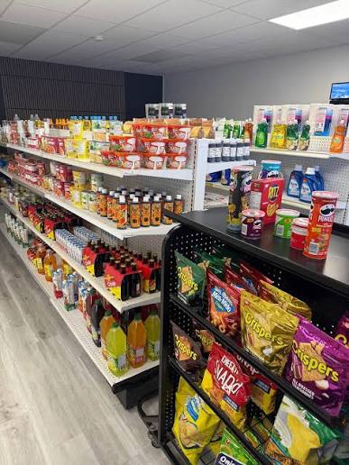 Marché Isadora Inc. — étagères de produits afro-caribéens