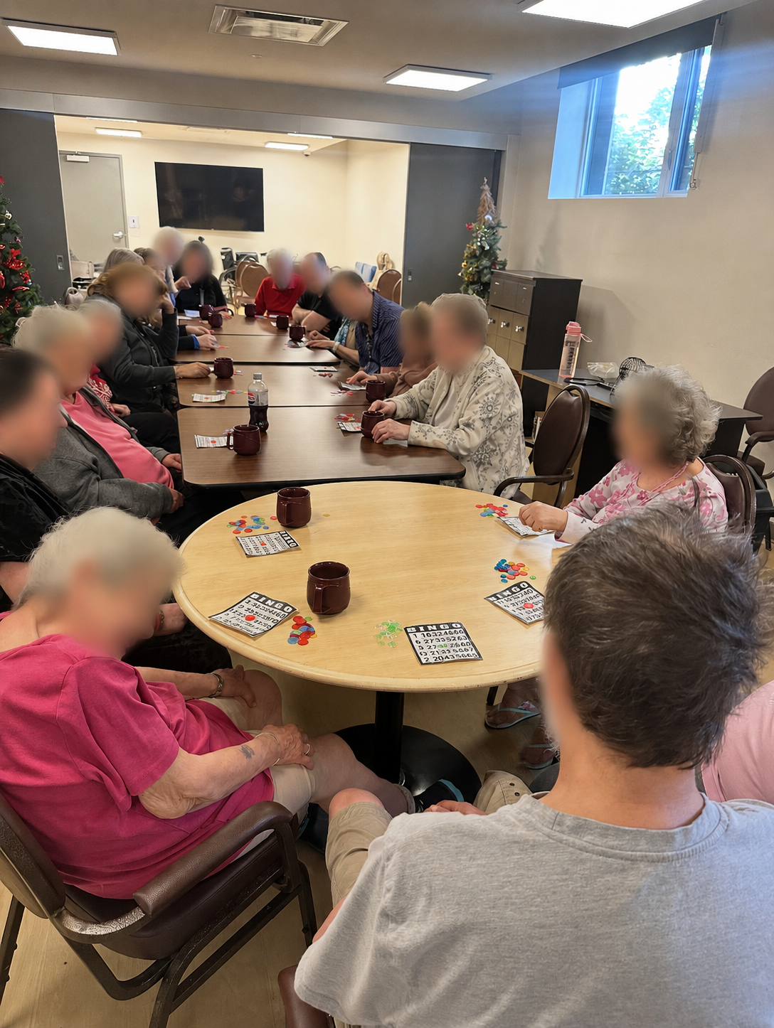 Résidents de la Résidence Masson jouant au Bingo