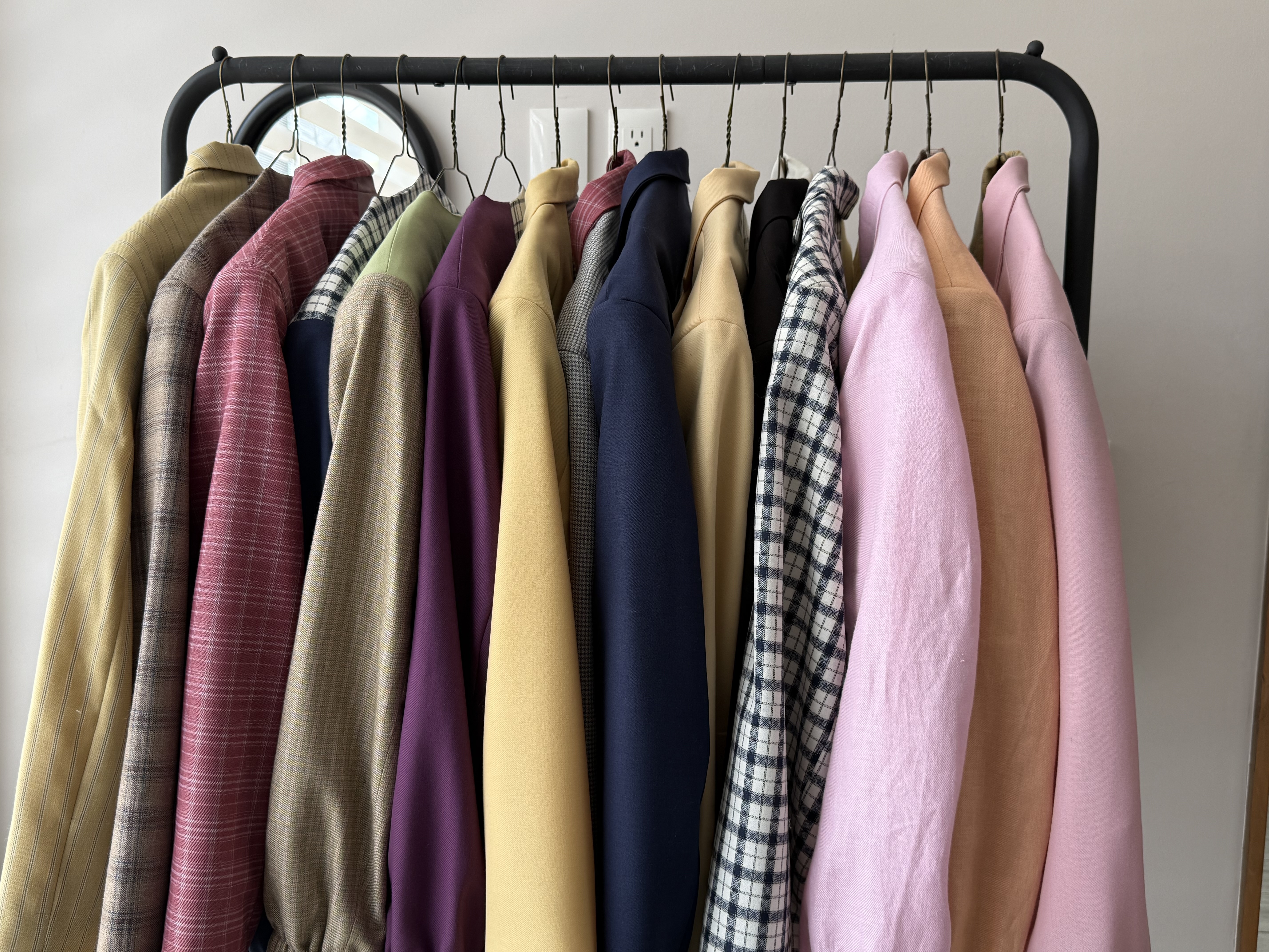 Colección de blazers vintage de distintos cortes y colores en el rack de Mardesal