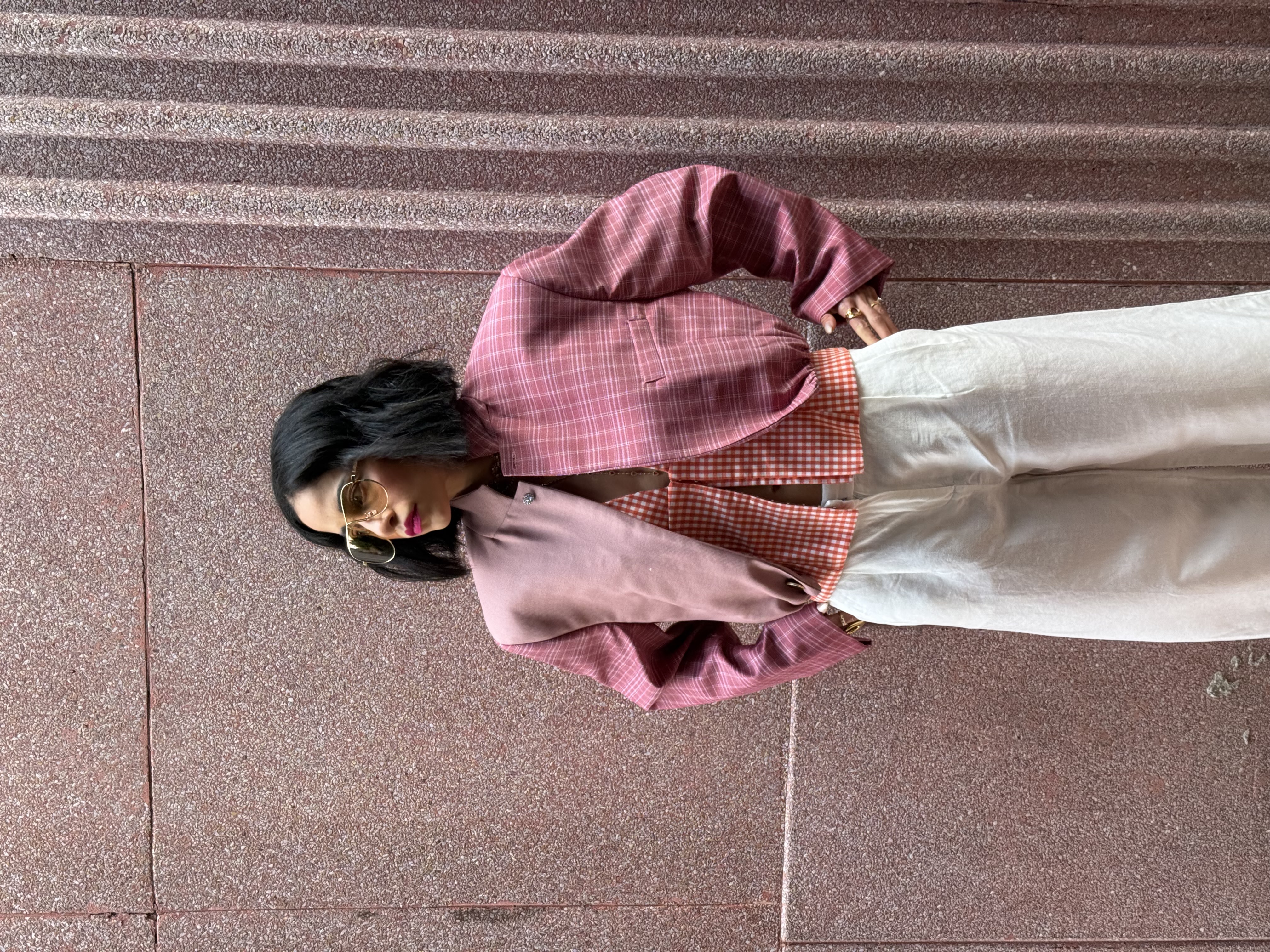 Mujer usando un blazer vintage de Mardesal, una pieza única que se cuida para durar