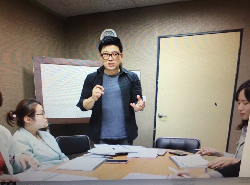 Charles Joo 강사가 학생과 함께 1:1 영어 회화 수업을 진행하는 강의 사진