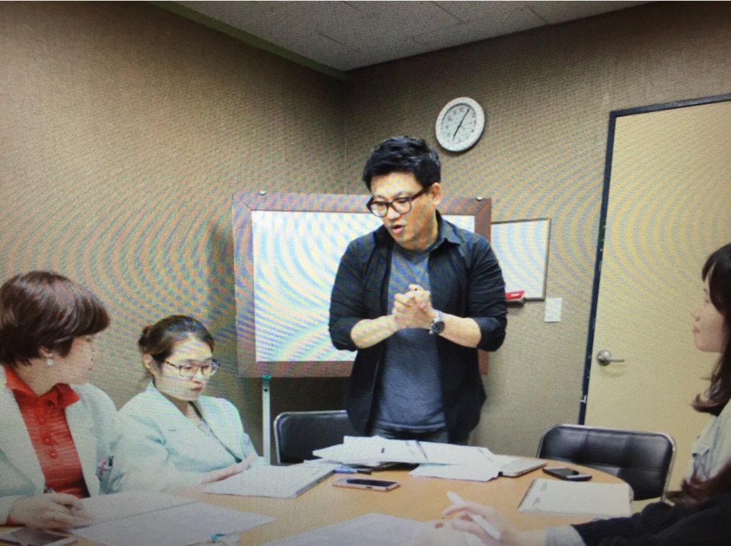 SaySmart 소규모 그룹 영어 강의실에서 Charles Joo 강사가 학생들과 함께 수업하는 모습
