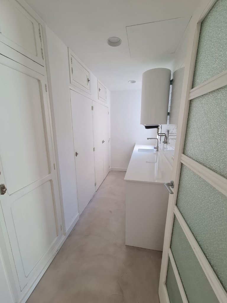 Ventana en baño moderno con ducha