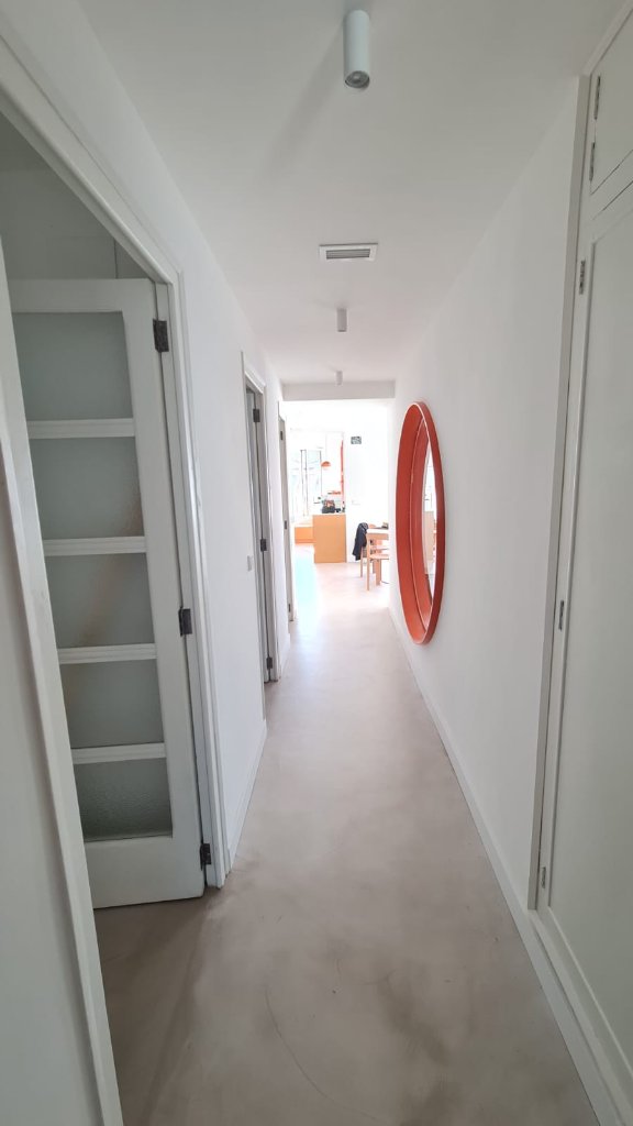 Ventana oscilante en habitación juvenil