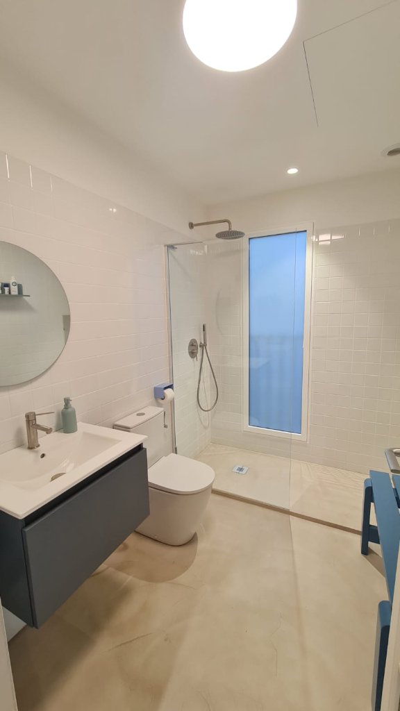 Ventana en baño moderno con vidrio translúcido