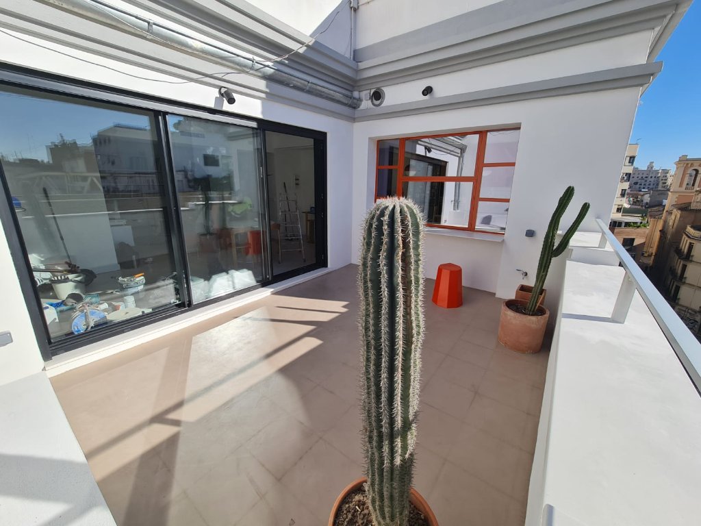 Terraza ático con corredera y ventana naranja