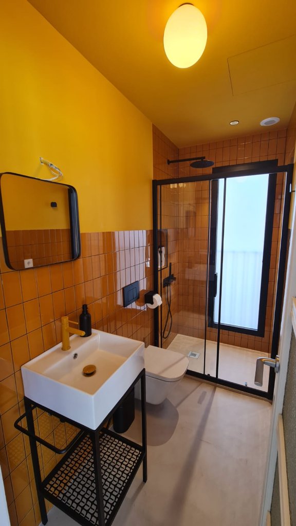Baño con ventana negra aluminio RPT