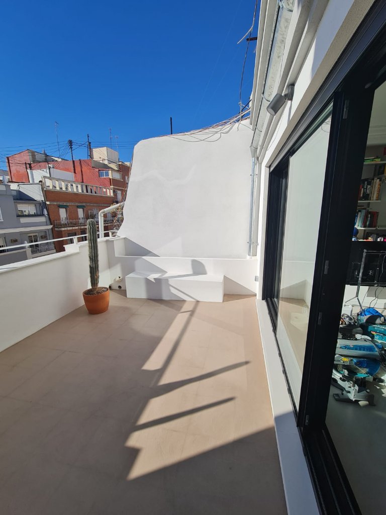 Terraza con puerta corredera aluminio negro RPT