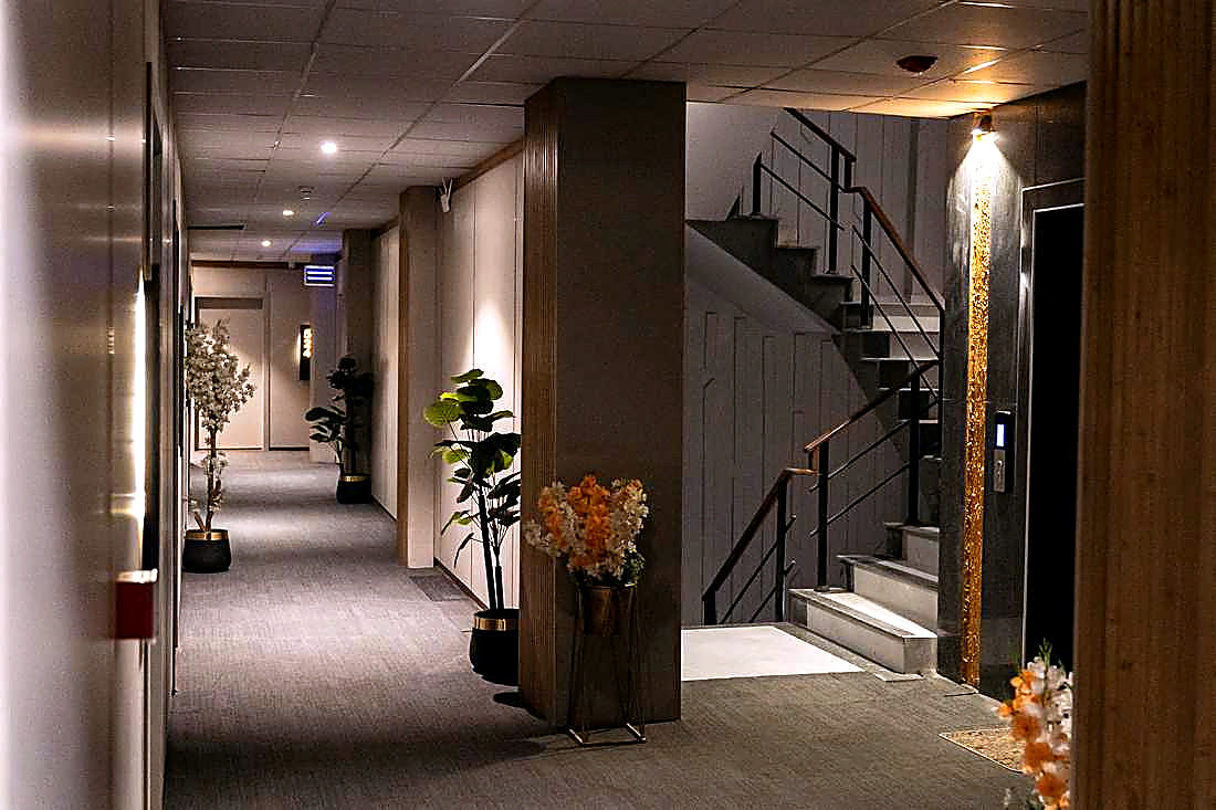 Goldtree Club guest corridor and elevator