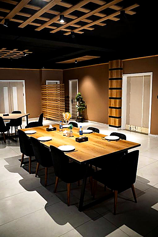 The Goldtree Table dining setup