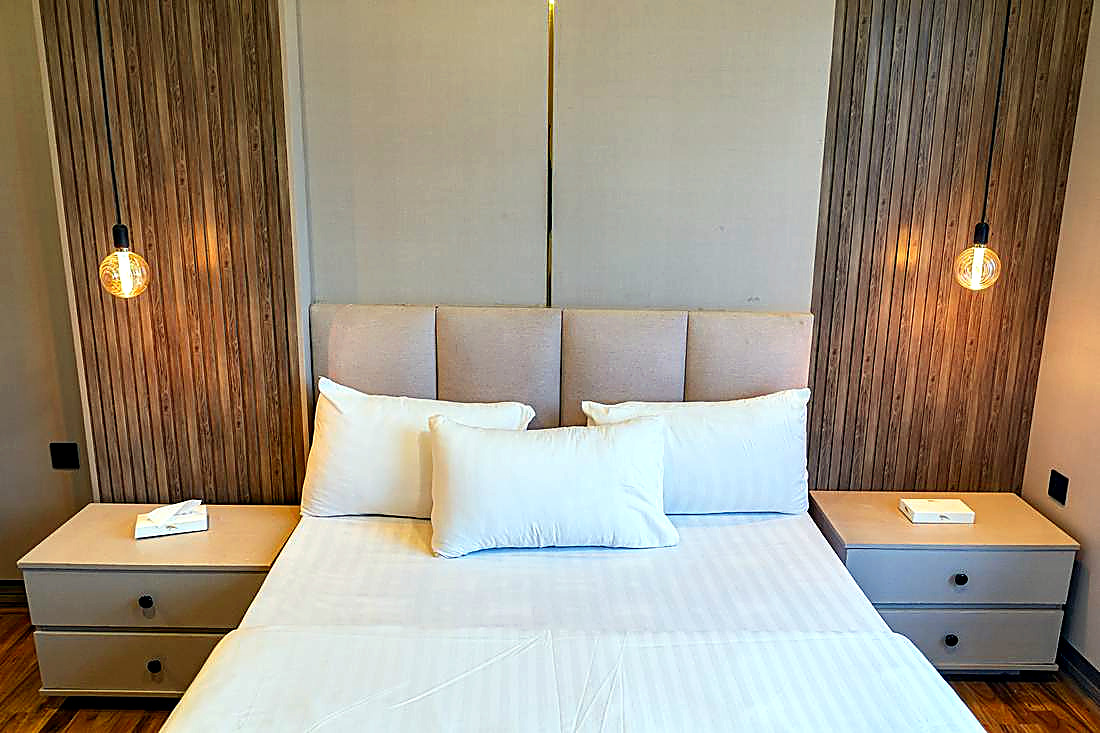 Goldtree Club guest room with queen bed