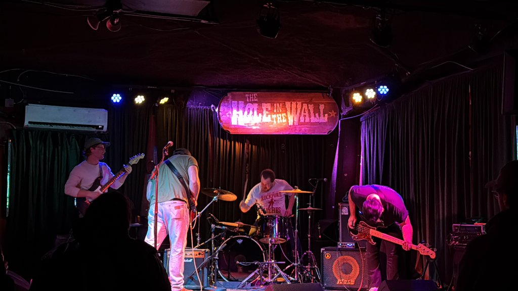 Mimiclou performing live at Hole in the Wall