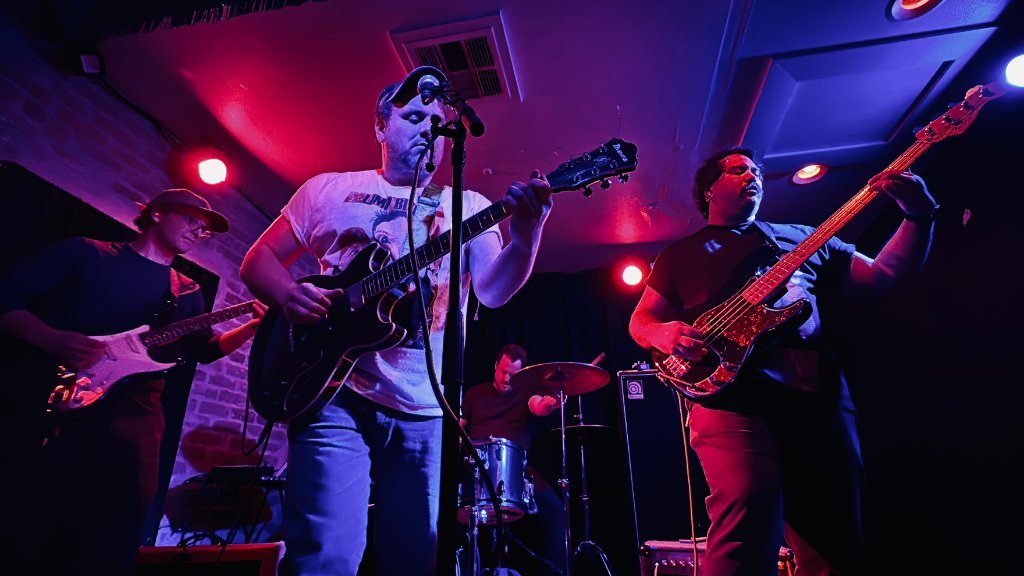 Mimiclou performing live at Chess Club