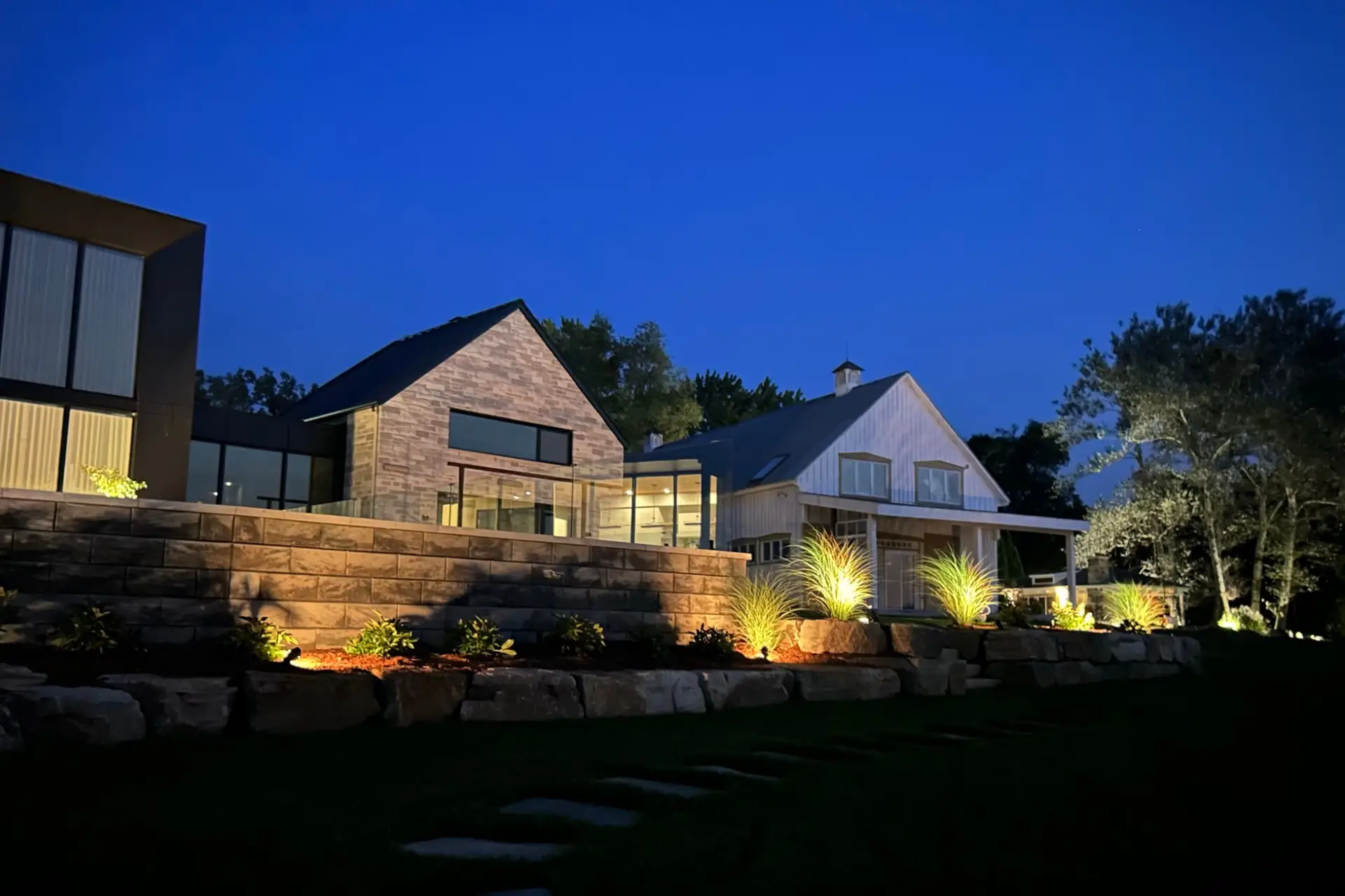 Stone wall accent lighting